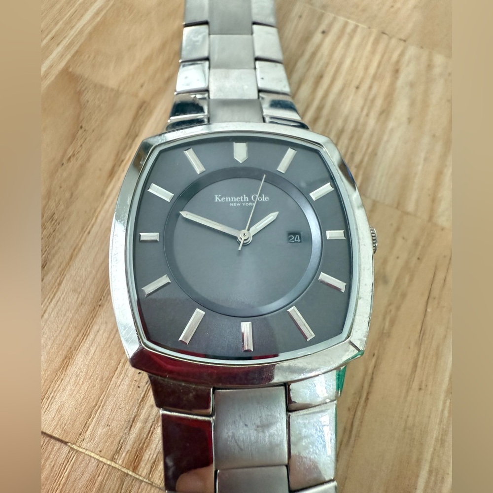 Kenneth Cole New York men’s gray and silver tone dress watch NEW BATTERY